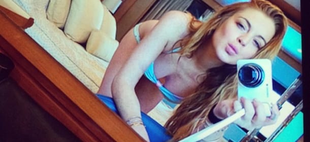 Lindsay Lohan da Ischia con amore: "Sono rinata!" e posta un selfie in bikini
