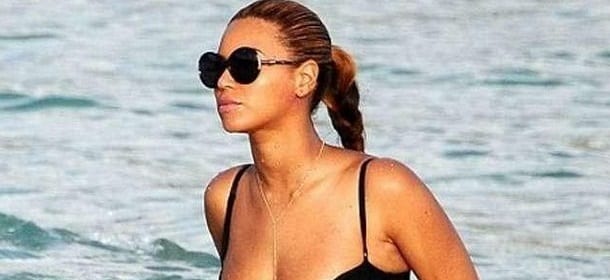 Beyonce cade dallo yacht nel Golfo di Napoli