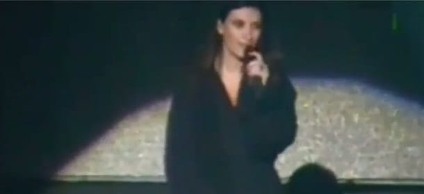 Laura Pausini, niente sotto l'accappatoio: "incidente" al concerto in Perù