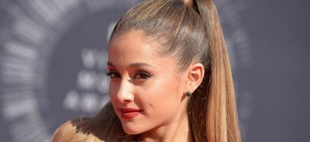 Ariana Grande annuncia un incontro con i fan italiani: "arianators" in delirio