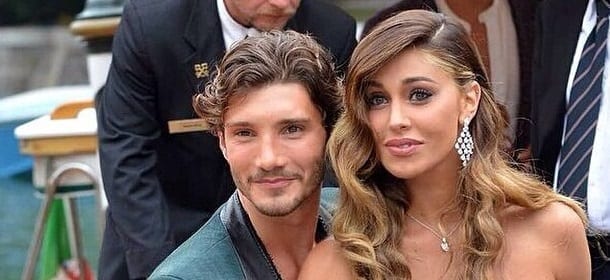 Stefano De Martino si tatua il volto di Belen sul braccio: bocciato dai fan