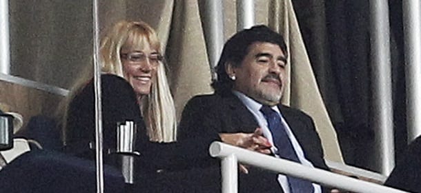 Maradona, ubriaco, colpisce l'ex compagna: VIDEO