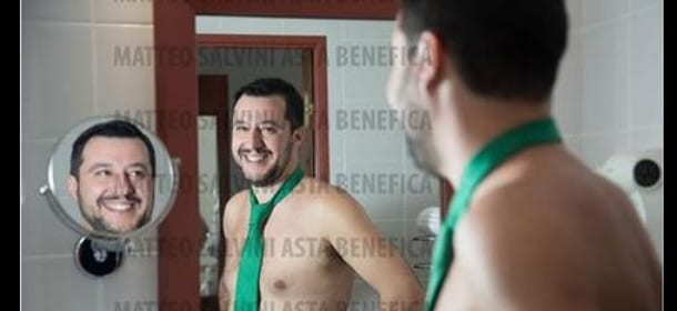 Matteo Salvini nudo: le foto messe all'asta per beneficenza