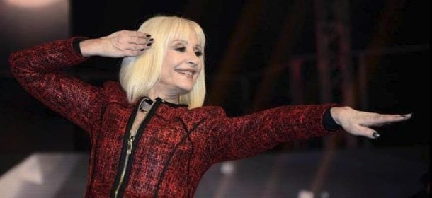 Raffaella Carrà attacca Lorella Cuccarini: "Per una telefonata non la farei così lunga..."