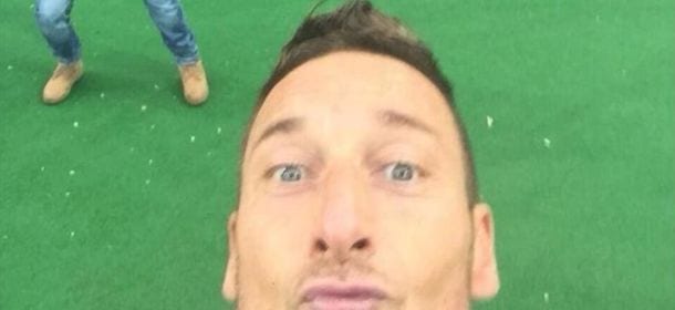 Francesco Totti e il selfie in campo durante Roma-Lazio: le parodie [FOTO]