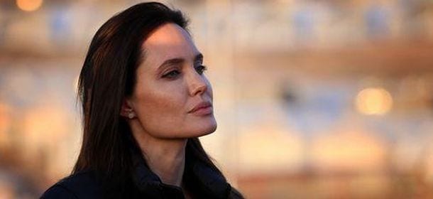 Angelina Jolie si è fatta asportare anche le ovaie: "Non è stata una decisione facile..."