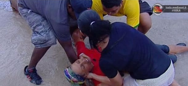 Isola dei Famosi: Rachida sviene e conquista tutti. Ma ci fa o ci è?