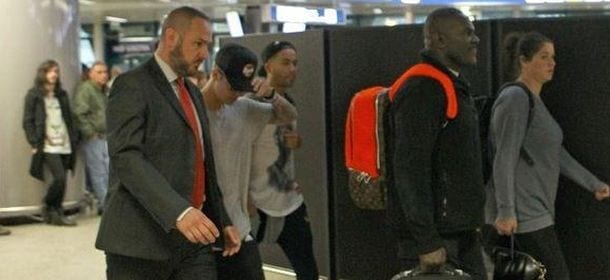 Justin Bieber sbarca a Roma: fan in delirio sui social network e... Sotto l'albergo [FOTO]