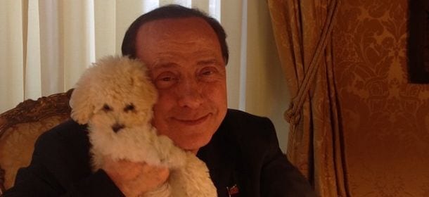 Berlusconi sbarca su Instagram: foto con la Pascale e Dudù. Puzza di fake?