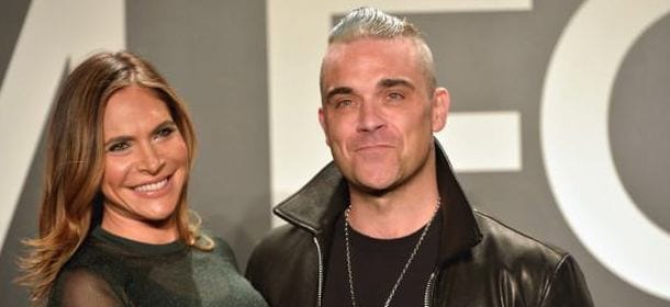 Robbie Williams, la moglie Ayda Field denunciata per molestie sessuali