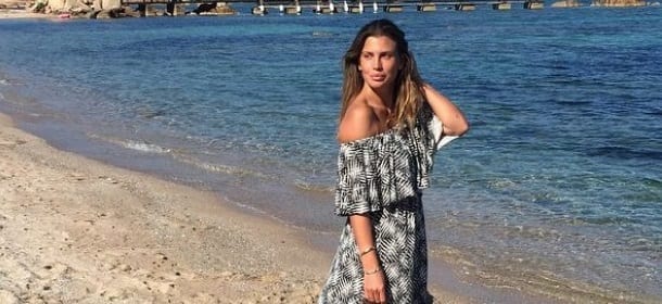 Claudia Galanti a Porto Cervo: massaggi a 4 mani sul lato B