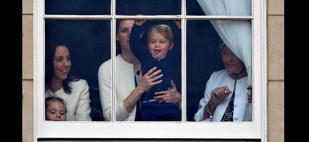 George al balcone di Buckingham Palace per la prima volta: linguacce e sorrisi