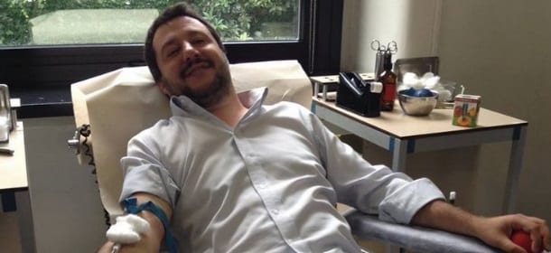 Matteo Salvini dona il sangue e pubblica la foto: sparito il commento di un medico