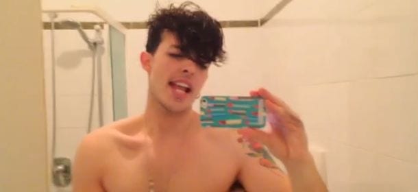 Stash dei The Kolors canta nudo dopo la doccia: il video spopola in Rete