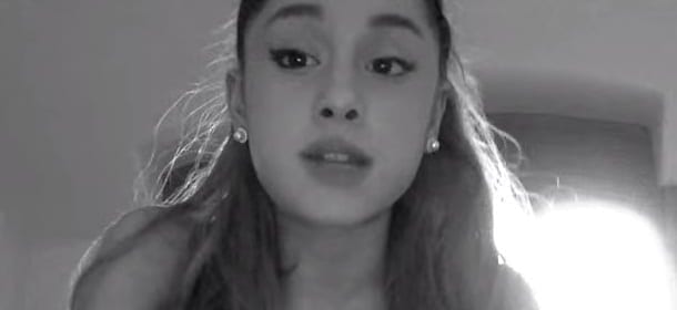 Ariana Grande si scusa per le ciambelle leccate. I fan: "Ti perdoniamo" [VIDEO]