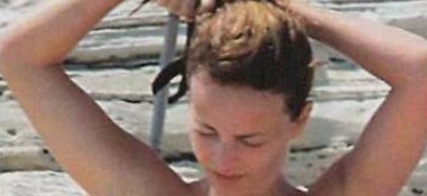 Violante Placido completamente nuda in spiaggia: malizia o distrazione? [FOTO]