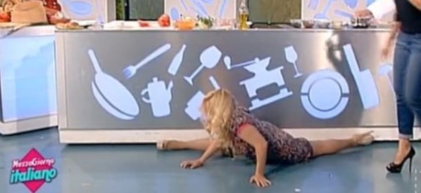 Lisa Fusco e la spaccata in tv: cade e resta a terra. "Ragione sufficiente per pagare il canone"