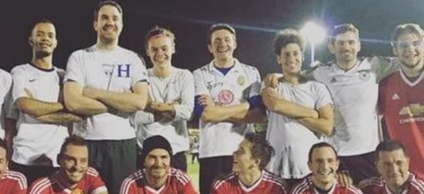 Harry Styles gioca a calcio con David Beckham e suo figlio Brooklyn: è "delirio"