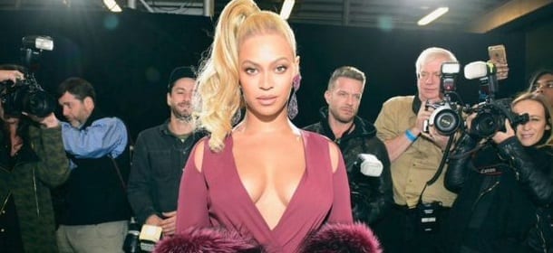 Beyoncé gela l'assistente che cerca di coprirla: "Smettila"