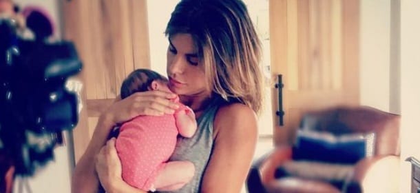 Elisabetta Canalis e Skyler fra le braccia: istantanea della nuova vita di mamma