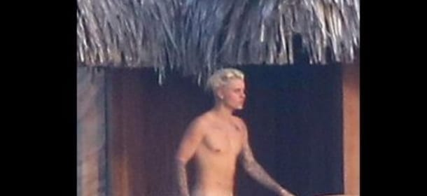 Justin Bieber e il nudo integrale: gioielli di famiglia sotto il sole di Bora Bora