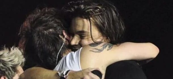 Harry Styles e Louis Tomlinson: l'abbraccio dei Larry è finalmente arrivato [VIDEO]