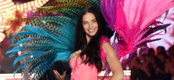 Adriana Lima smentisce il flirt con Justin Bieber: è troppo basso