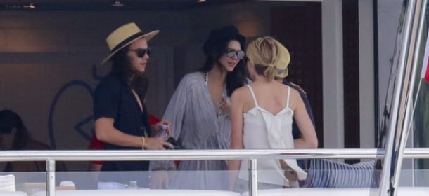 Harry Styles e Kendall Jenner insieme: la foto del bacio non piace a Taylor Swift