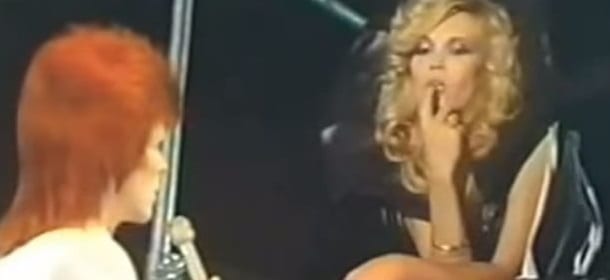 Amanda Lear e l'antico amore per David Bowie: "Si innamorò di una mia foto"