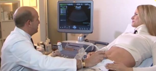 Striscia la notizia, Michelle Hunziker fa l'ecografia: non è incinta