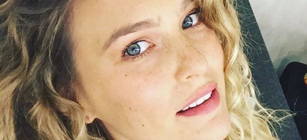 Bar Refaeli, pancia piatta al quinto mese di gravidanza. Il selfie scatena le polemiche