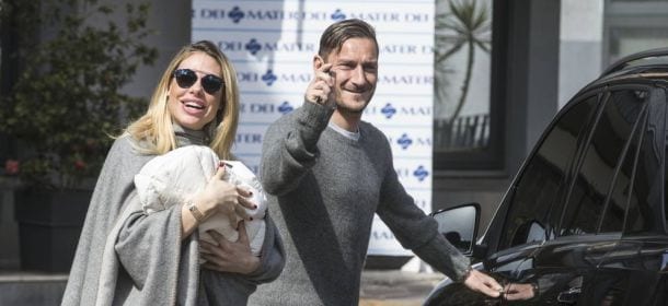 Ilary Blasi e Francesco Totti lasciano l'ospedale con la figlia Isabel