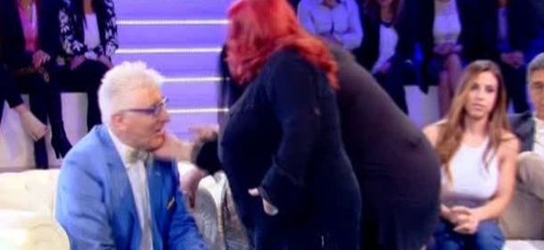 Alberico Lemme schiaffeggiato in diretta tv a Domenica Live [VIDEO]