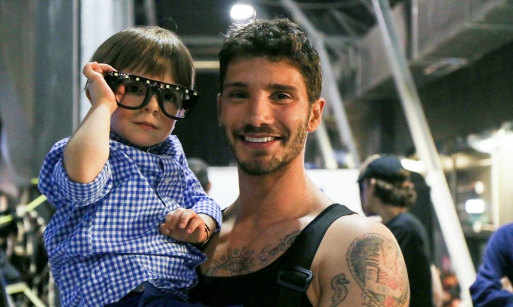 Stefano De Martino fa il mammo con Belen a Ibizia