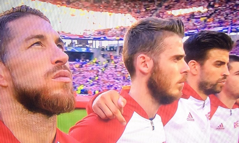 Euro 2016, Piqué ha fatto il dito medio durante l'inno spagnolo? La sua risposta non convince i tifosi [VIDEO]