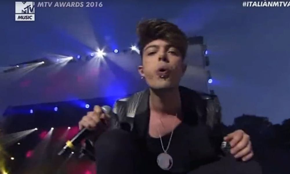 Mtv Awards 2016, Stash dei The Kolors sputa in diretta e rifiuta il premio [VIDEO]