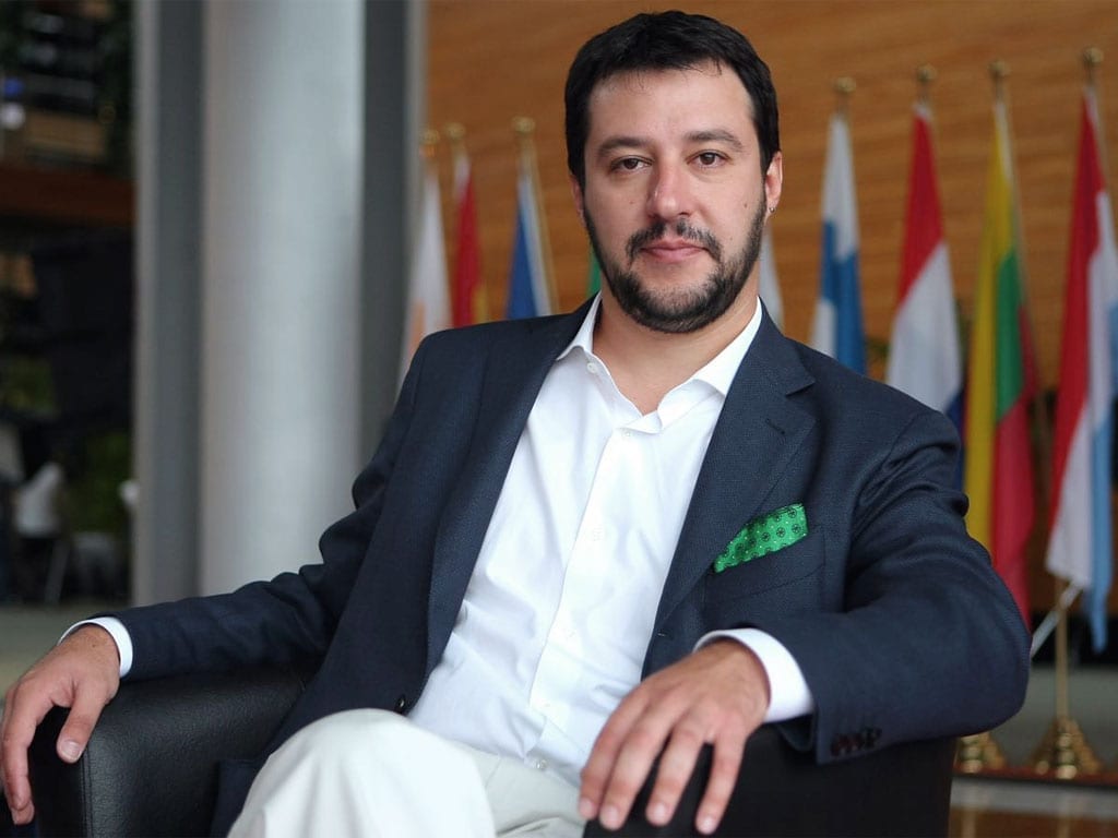 Matteo Salvini offende la Boldrini con una bambola gonfiabile [VIDEO]
