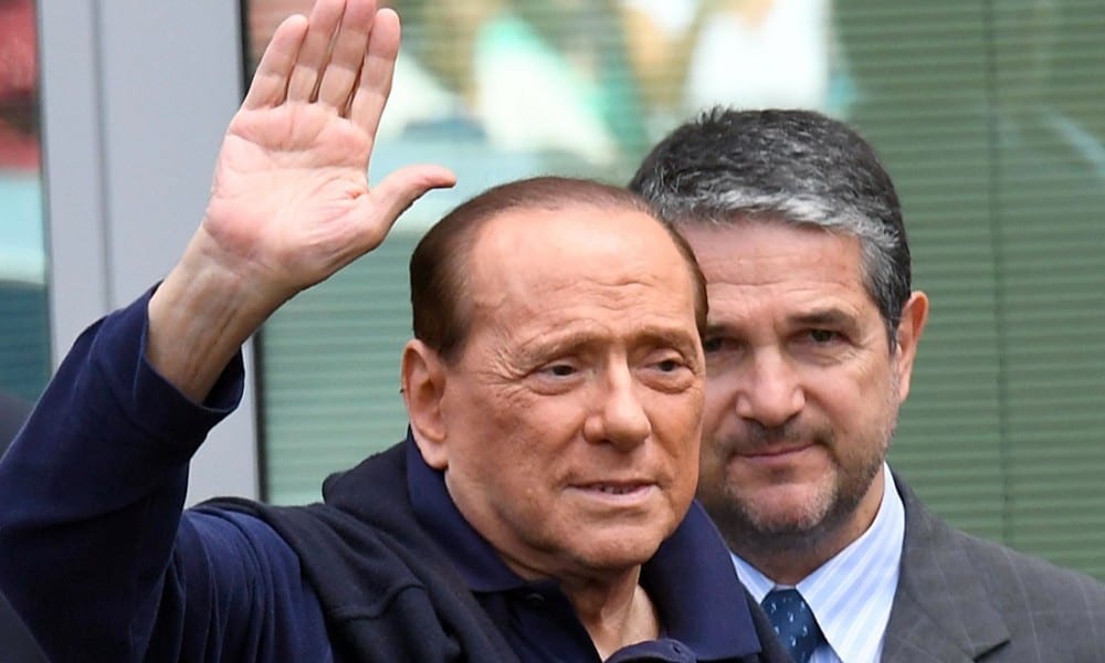 Berlusconi e le due dita rotte nella portiera dell'auto