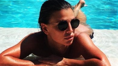 Claudia Galanti, vacanza in Sardegna con topless e lato B in bella vista [FOTO]
