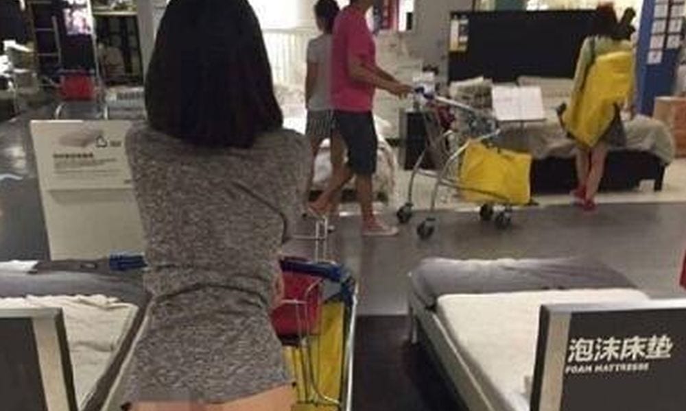 Donna nuda da Ikea: le immagini fanno il giro del web [VIDEO]