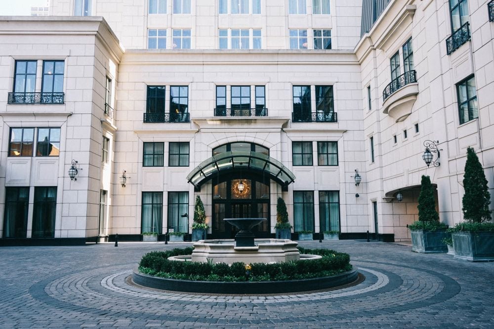 Servizio in camera "molto intimo" per un ospite del Waldorf Astoria di Chicago [VIDEO]