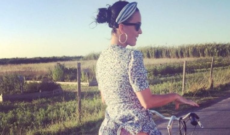Katy Perry in bicicletta: lato B a vista