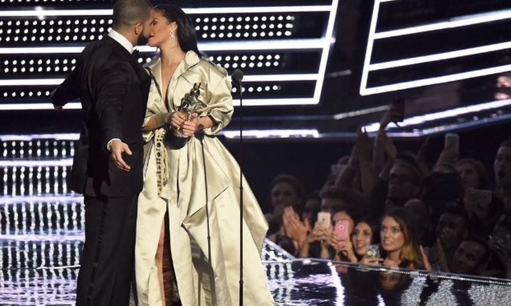 Drake e Rihanna, bacio a sorpresa agli MTV Video Music Awards 2016 [VIDEO]