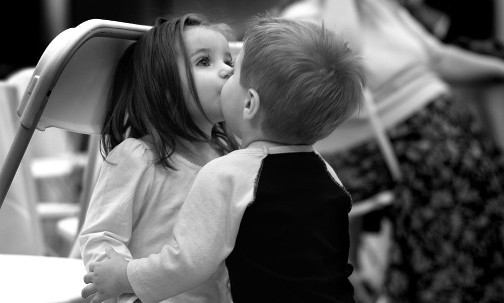 Le gioie del primo bacio: i bambini che fanno impazzire il web [VIDEO]
