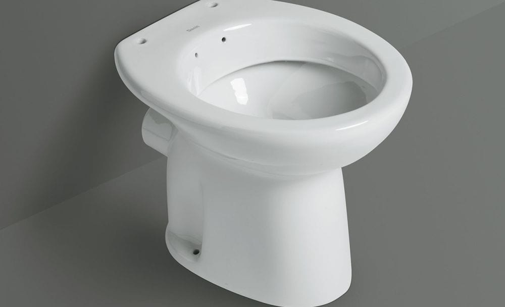 Si infila nel water per recuperare il telefono, salvato dai pompieri [VIDEO]