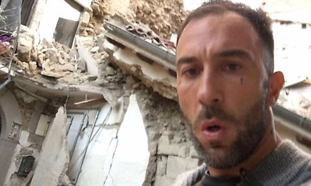 Terremoto in Italia: Simone Coccia, chi è il protagonista del selfie di cattivo gusto [VIDEO]