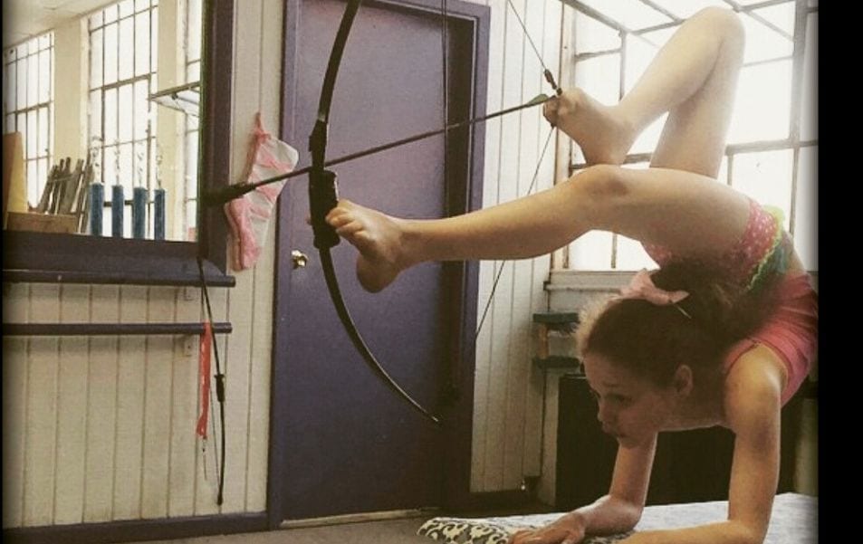 Bella Gantt: la contorsionista che centra il tiro con l'arco [VIDEO]