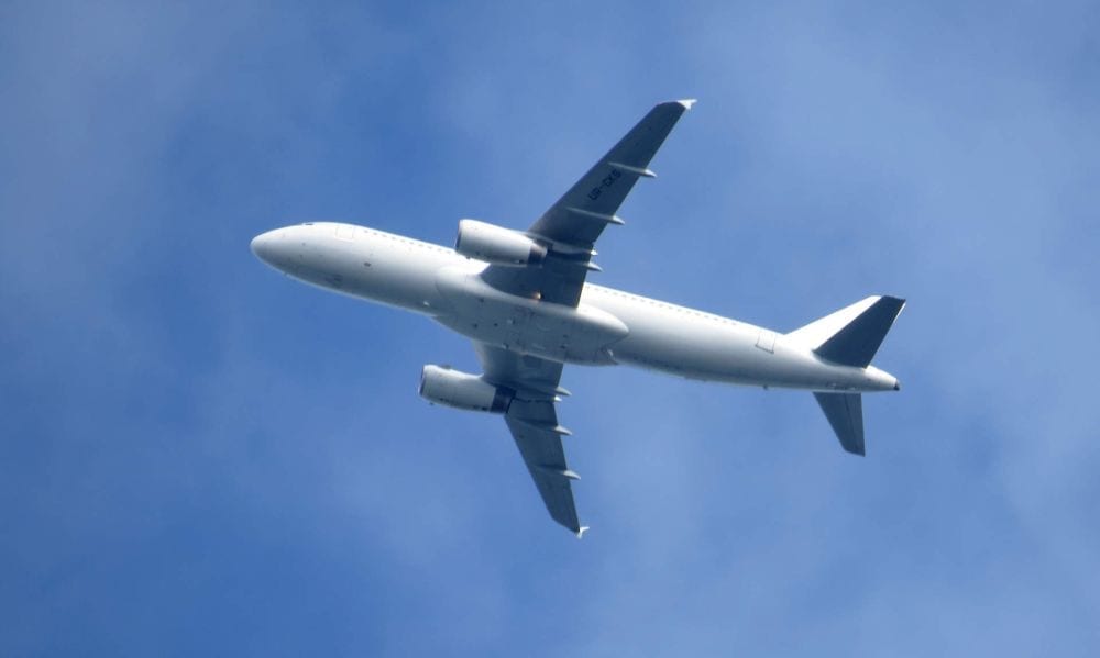 Sexy Hostess ballano per i passeggeri dell'aereo [VIDEO]