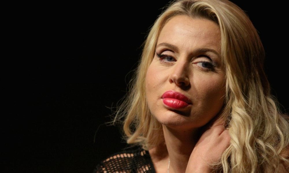 Nina Moric contro Valeria Marini: "A Venezia era vestita come il centrotavola di mia nonna" [FOTO]