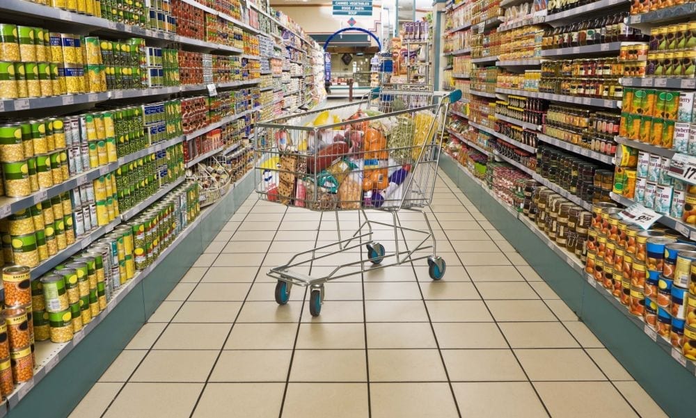 Russia: al supermercato un uomo non si trattiene e defeca al centro del reparto [VIDEO]